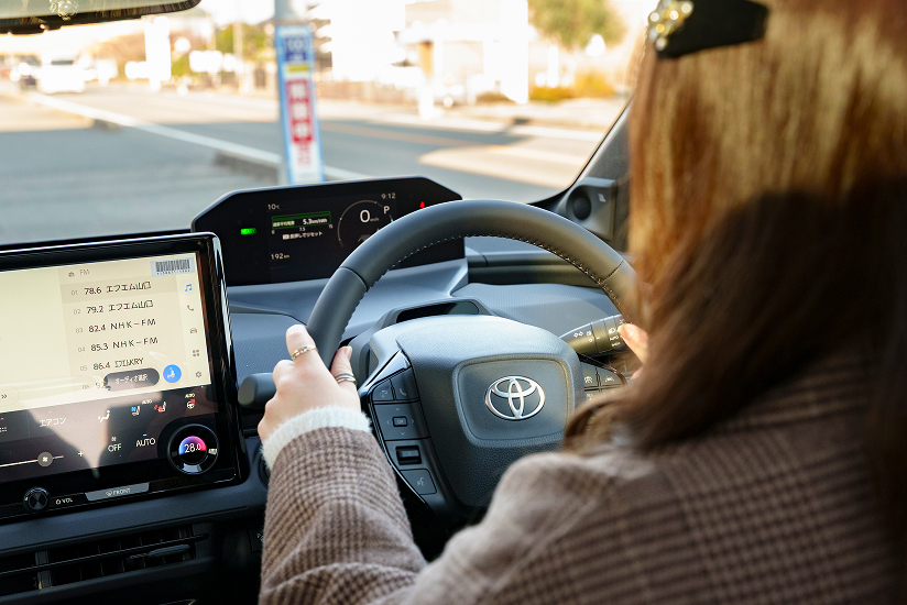 電気自動車「bZ4X」に試乗するスマイルサポーター