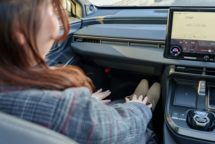 電気自動車「bZ4X」に試乗するスマイルサポーター