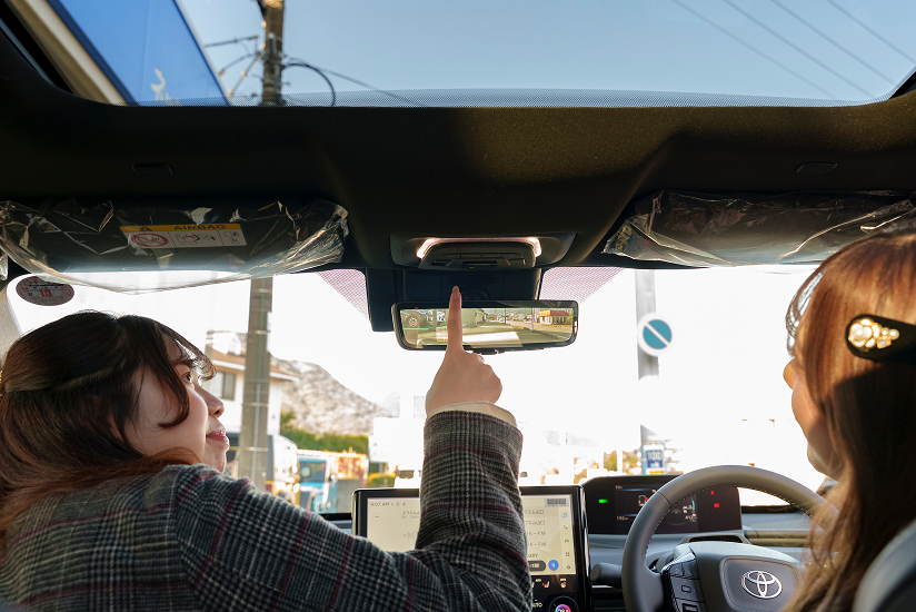 電気自動車「bZ4X」に試乗するスマイルサポーター