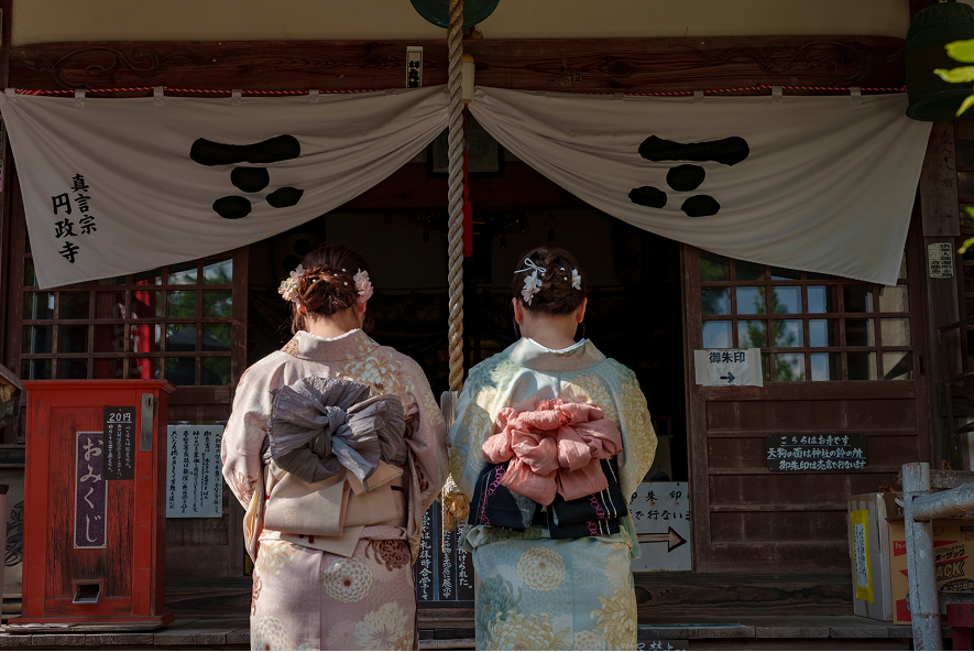 円政寺でお参りをするスマイルサポーター