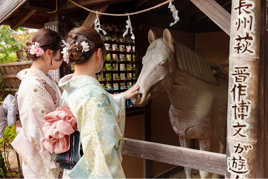 円政寺の晋作博文が遊んだとされる木彫りの馬