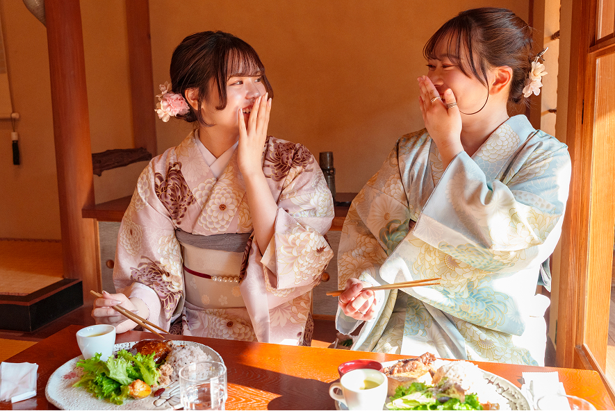 ホトリテイ（畔亭）でランチを食べるスマイルサポーター