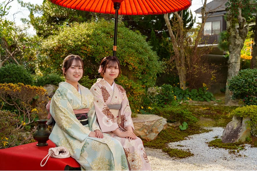 ホトリテイ（畔亭）の枯山水庭園でくつろぐスマイルサポーター