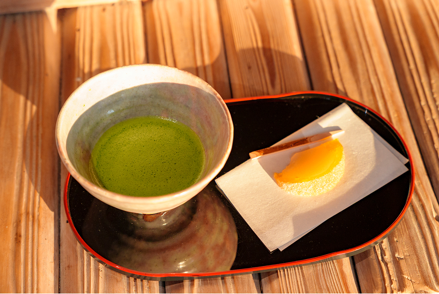 少しほろ苦いお抹茶とお茶請けにいただいた萩の銘菓