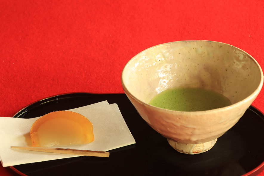 少しほろ苦いお抹茶とお茶請けにいただいた萩の銘菓