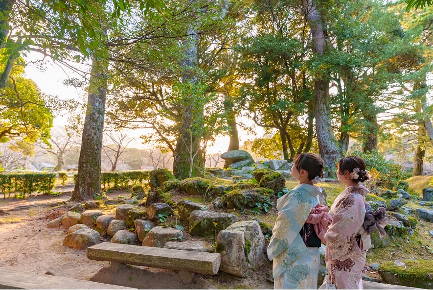 萩市指定有形文化財花江茶亭（はなのえちゃてい）のお庭を散策するスマイルサポーター