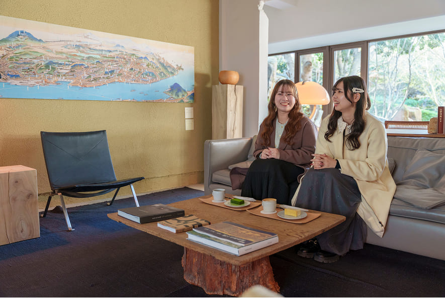 カフェ&ラウンジ「楓山文庫」でくつろぐスマイルサポーター