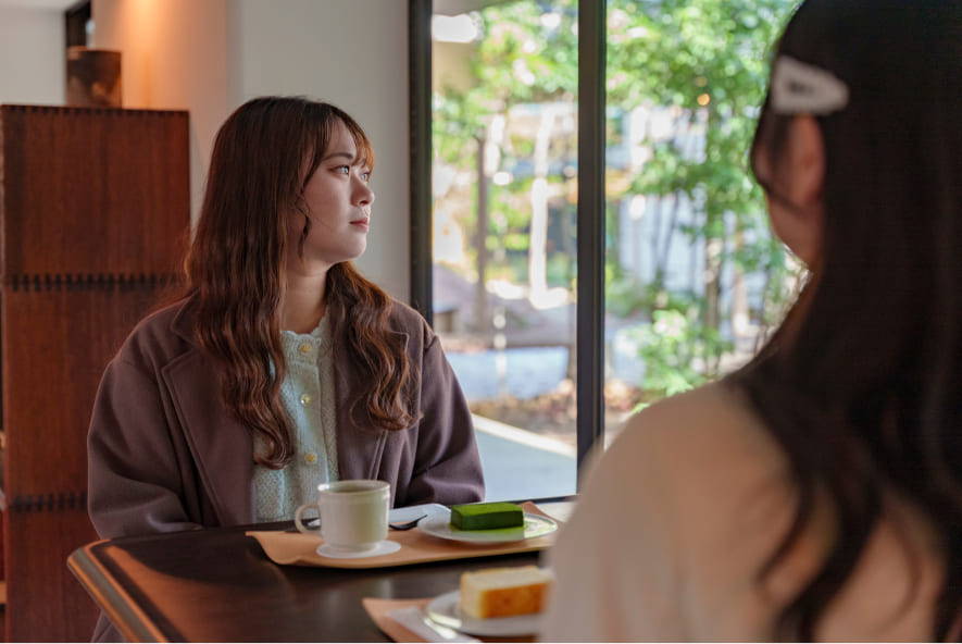 カフェ&ラウンジ「楓山文庫」で外を眺めるスマイルサポーター