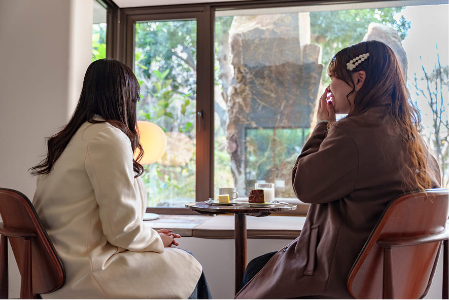 カフェ&ラウンジ「楓山文庫」で談笑するスマイルサポーター