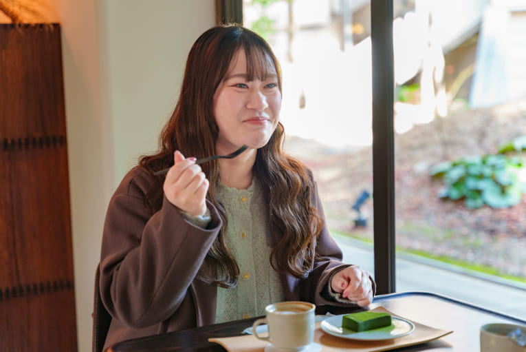 抹茶のテリーヌを食べるスマイルサポーター