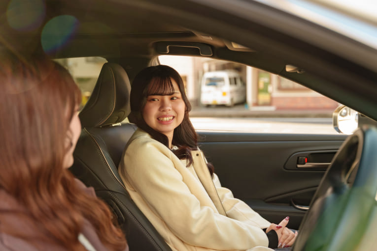 SUV「CROWN”SPORT”」に乗るスマイルサポーター