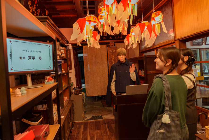 受付で説明を受けるスマイルサポーター