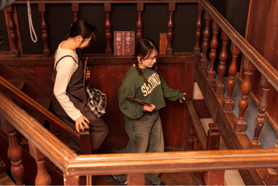 レトロな雰囲気を感じる木製階段