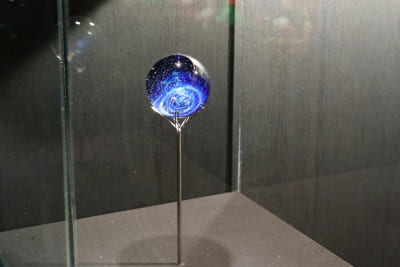 神秘的なガラスの展示品