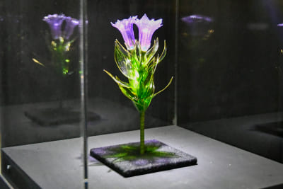 紫色の花を模した工芸品