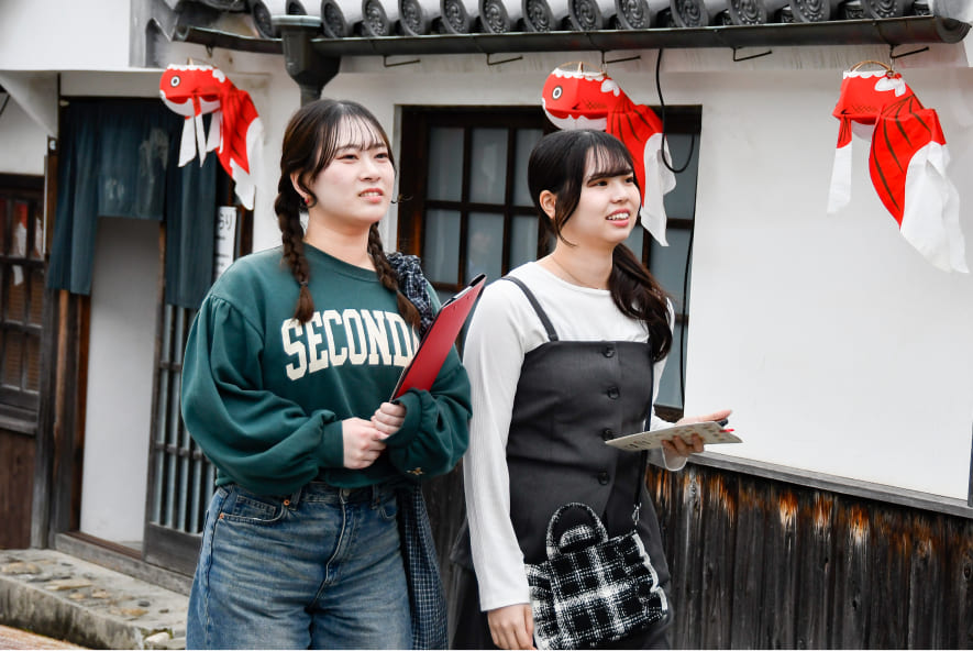 金魚ちょうちんが飾られた道を散策するスマイルサポーター