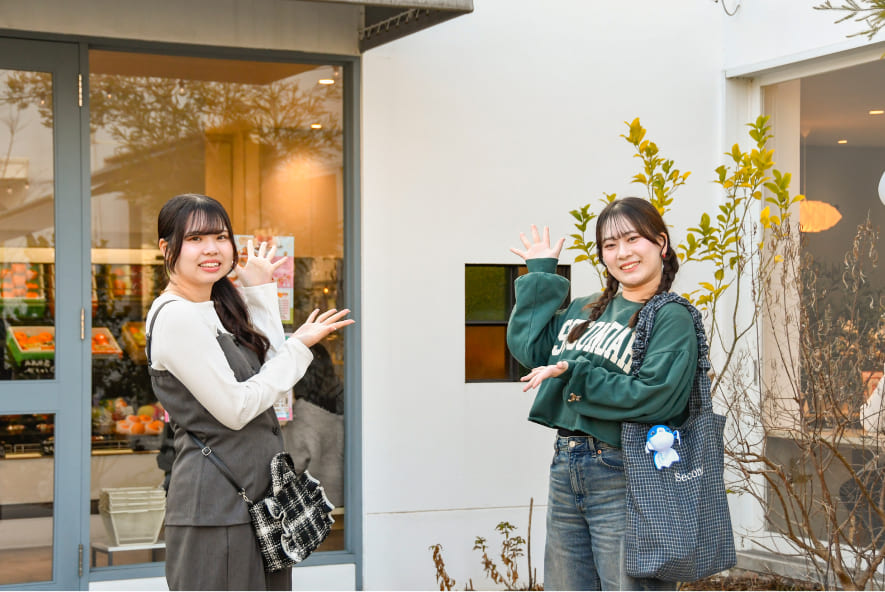 「ホシフルーツ」店前で写真を撮るスマイルサポーター