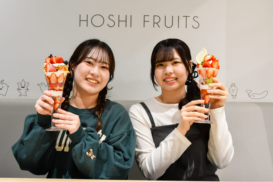 スイーツと写真を撮るスマイルサポーター