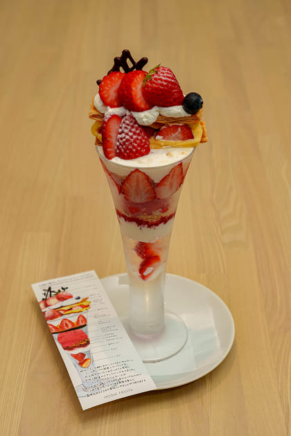 14層の柳井いちごのミルフィーユパフェ