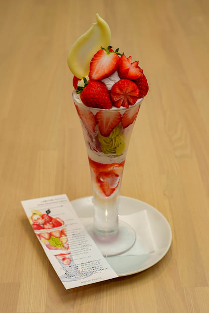 14層の甘熟いちごパフェ